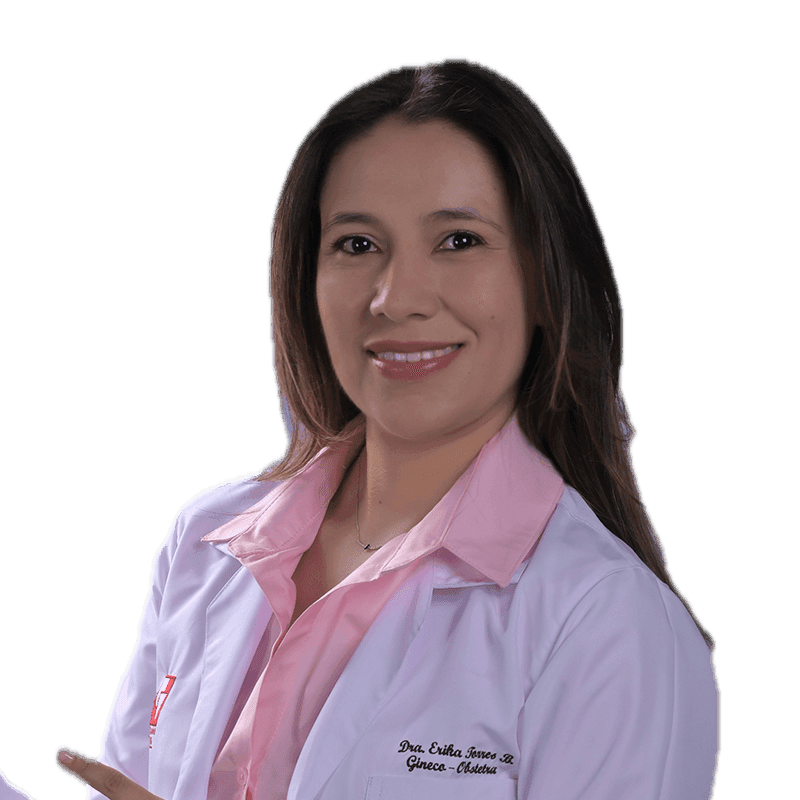 Foto de la Doctora Erika Torres con una bata blanca y una camisa rosada debajo